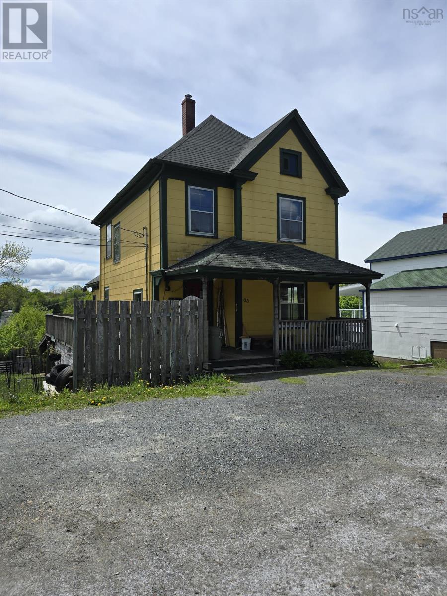 63 Elm St, Bridgewater, NS B4V 2V5