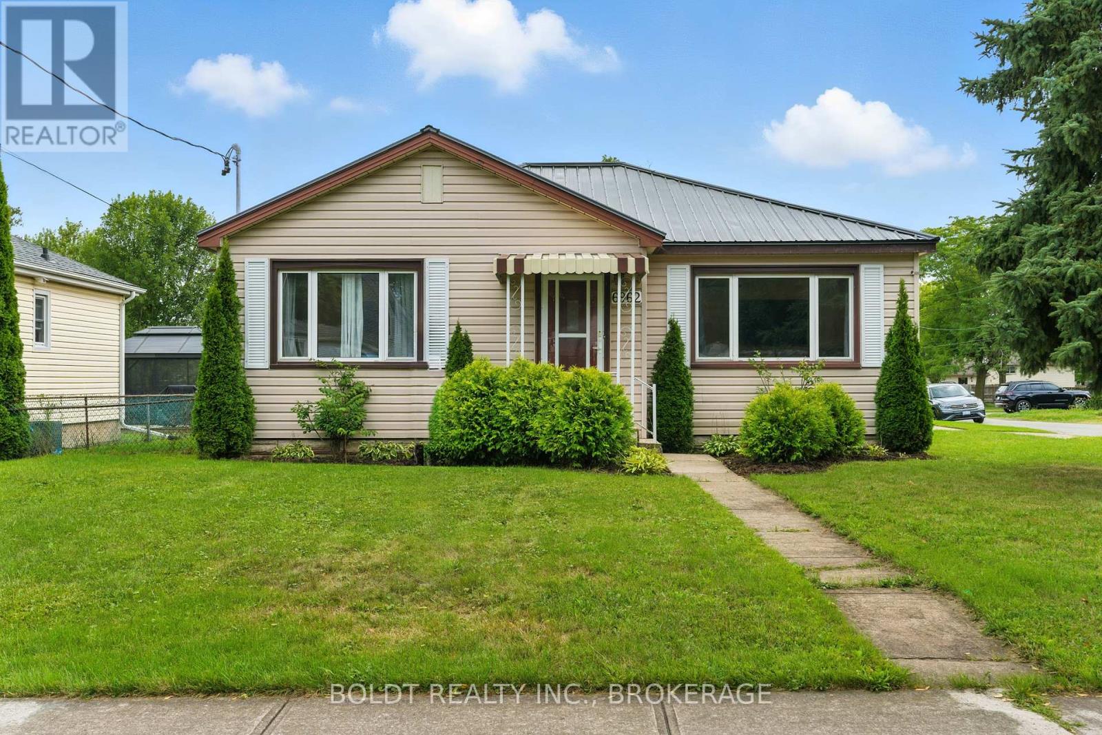 6962 Margaret St, Niagara Falls, ON L2G 2V9