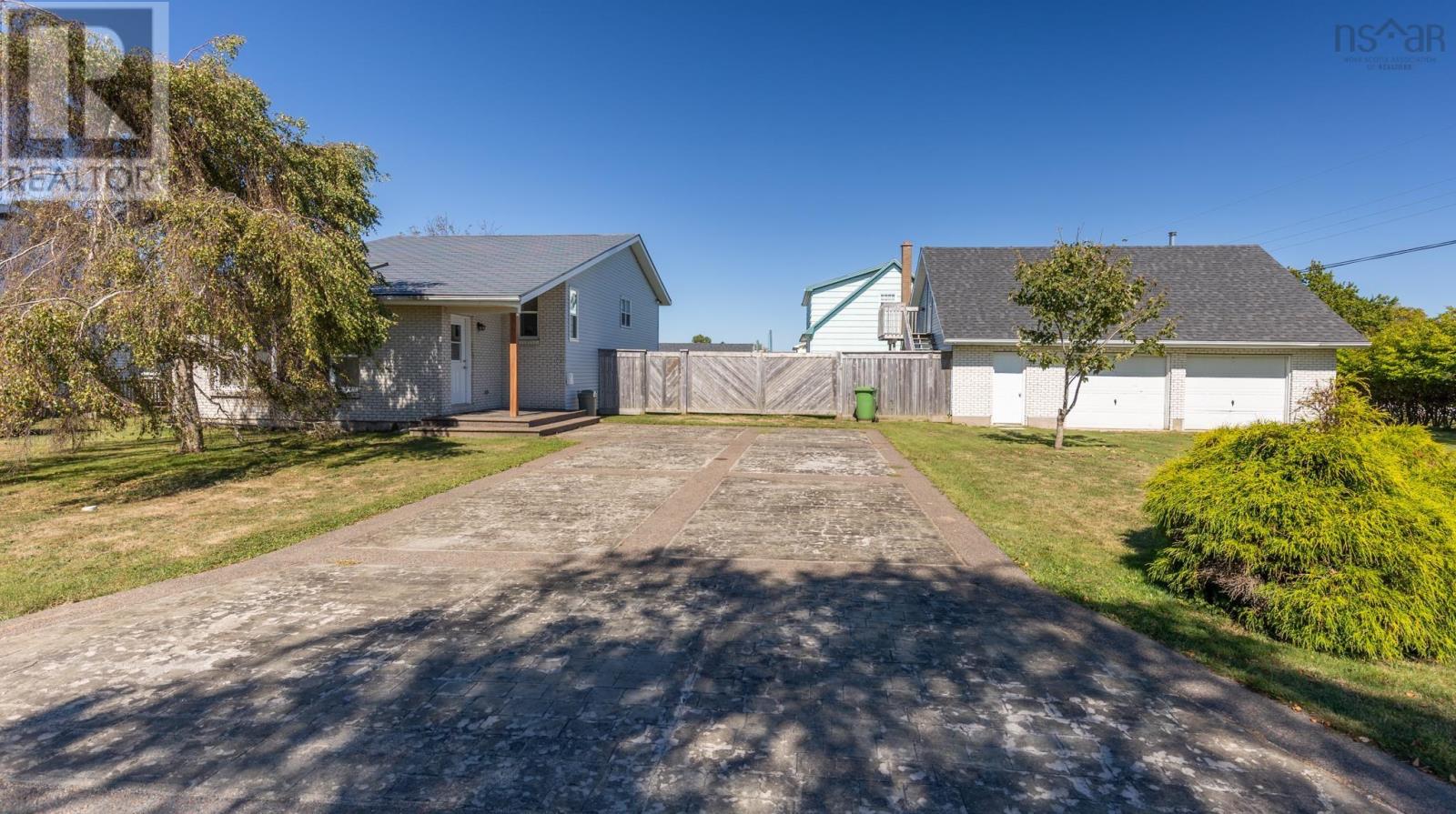 38 Beacon St, Yarmouth, NS B5A 2W4