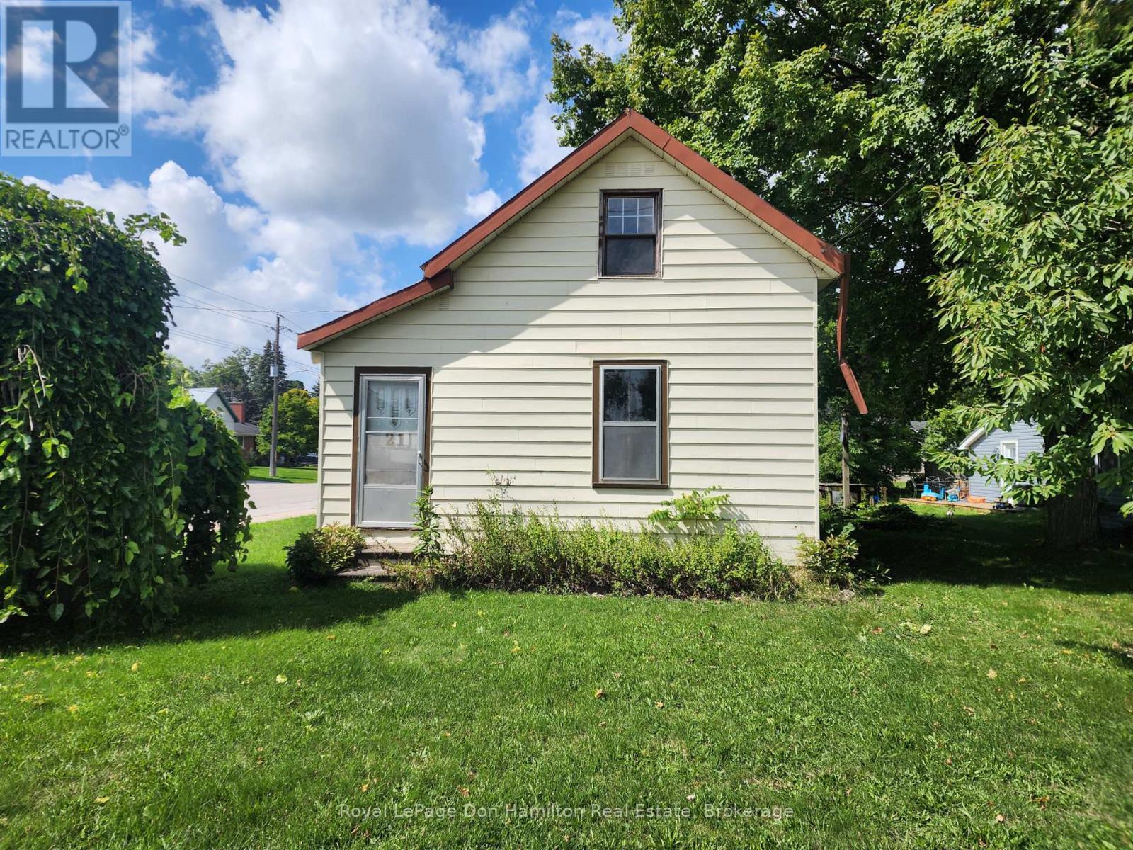 21 Peter St S, Brockton, ON N0G 2V0
