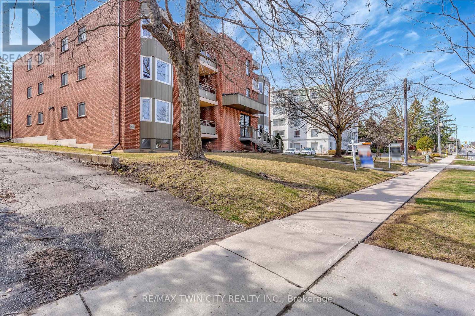 203 401 Erb St, Waterloo, ON N2L 1W7