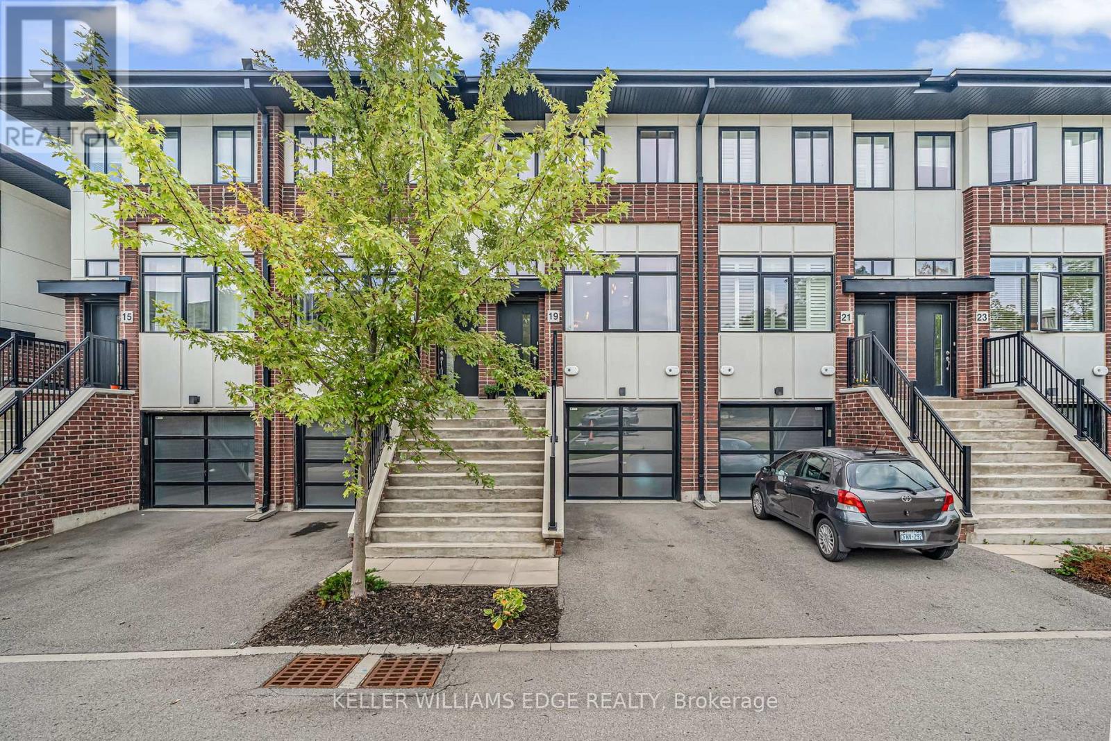19 Mulhollard Ln, Hamilton, ON L9G 0H3