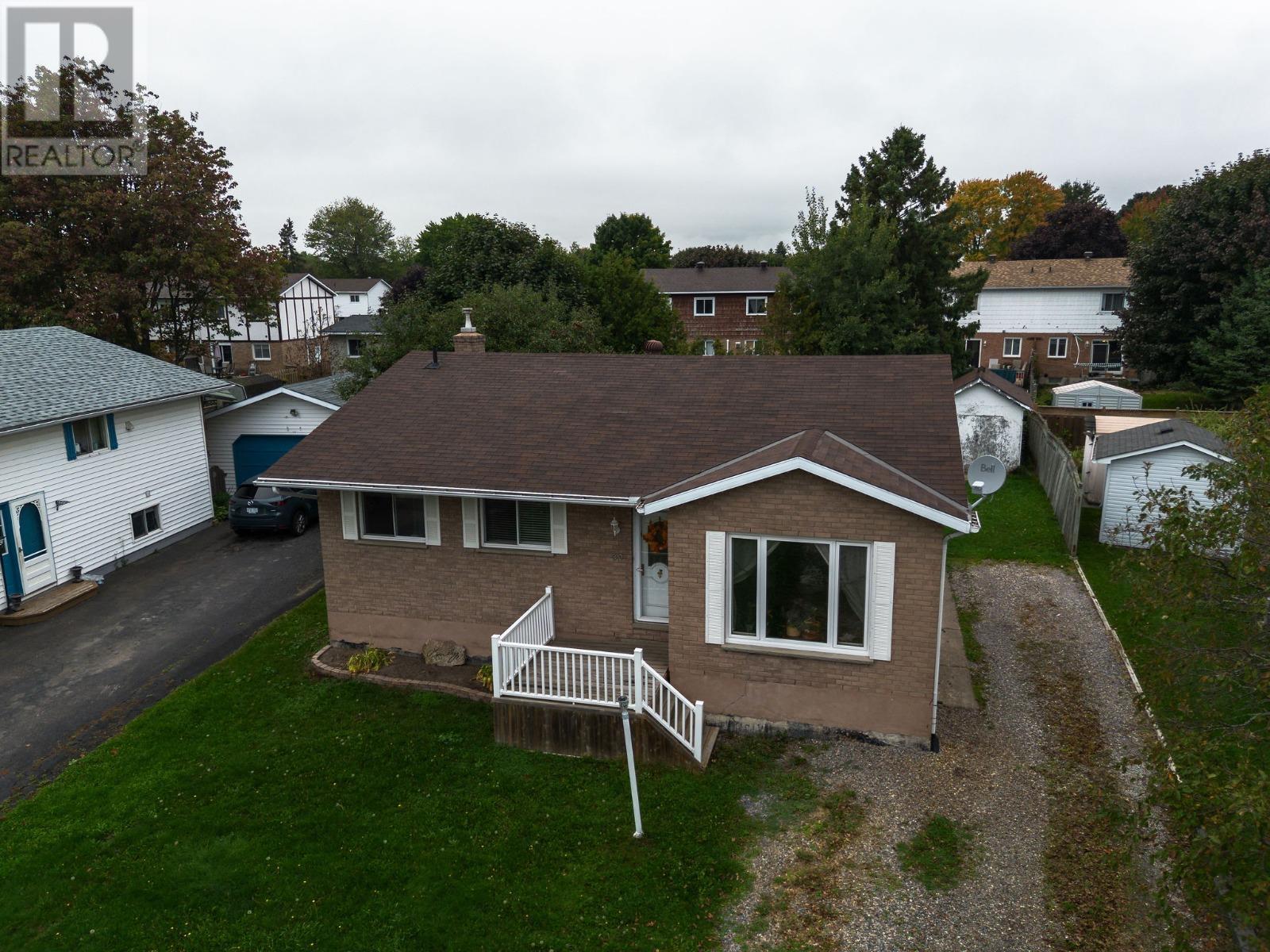 30 Sutton Pl, Sault Ste. Marie, ON P6A 6B4
