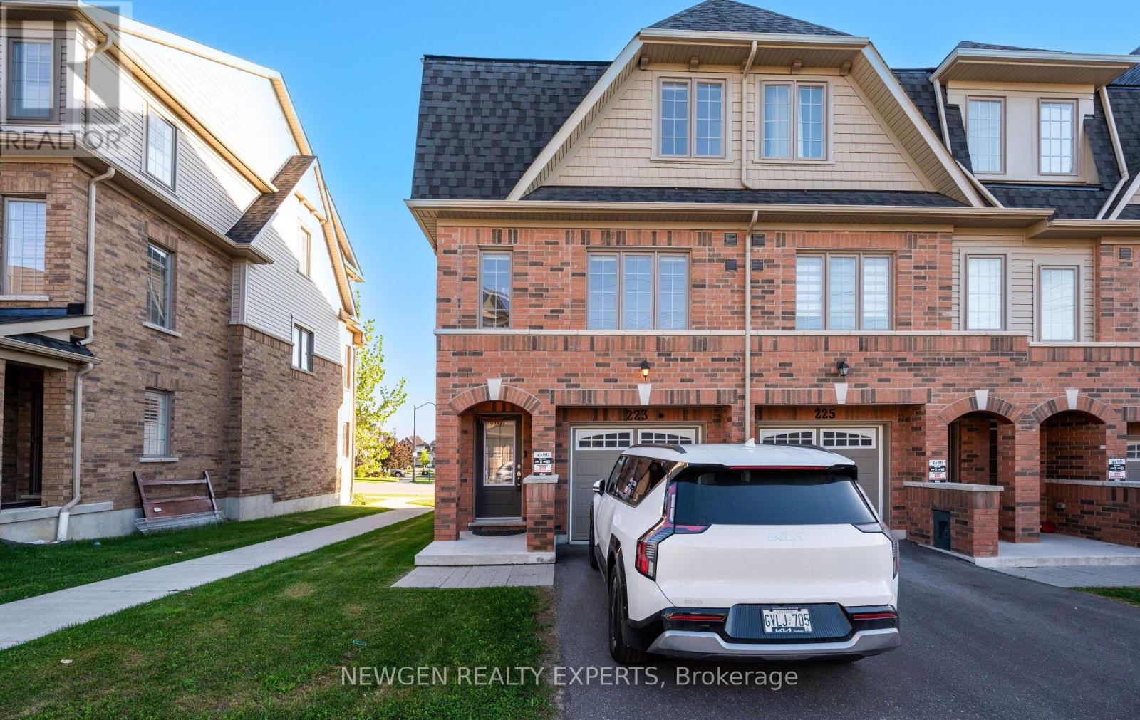 223 Royal Northern Path N, Oshawa, ON L1L 0R6