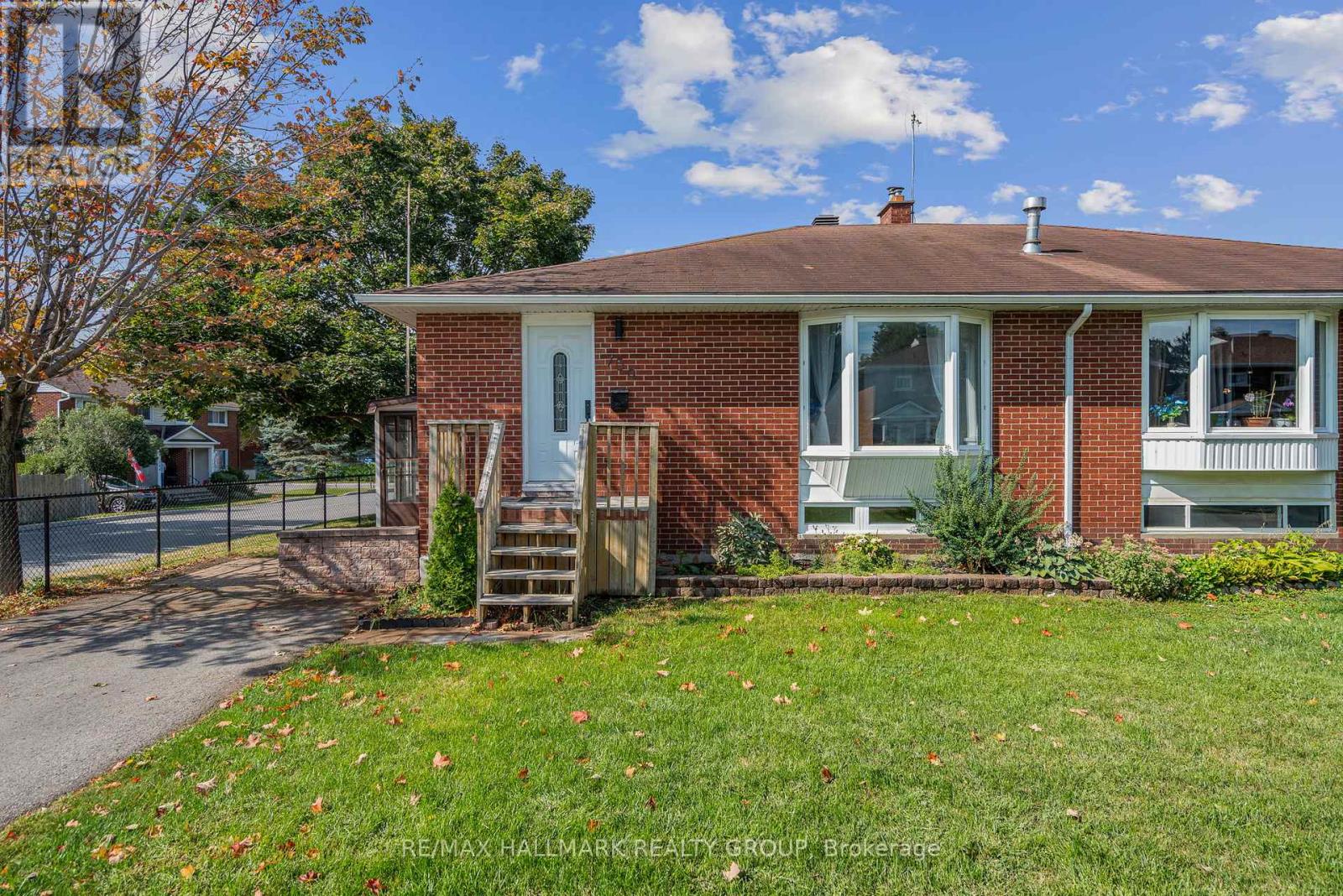 756 Cummings Ave, Ottawa, ON K1K 2L1