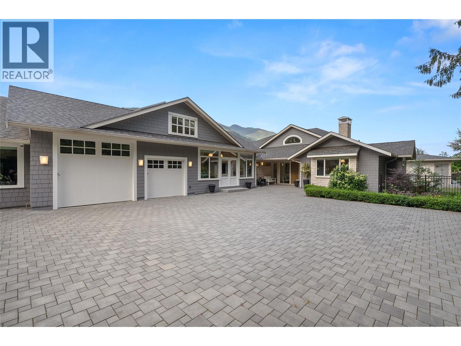2506 Welch Pl, Magna Bay, BC V0E 1M7
