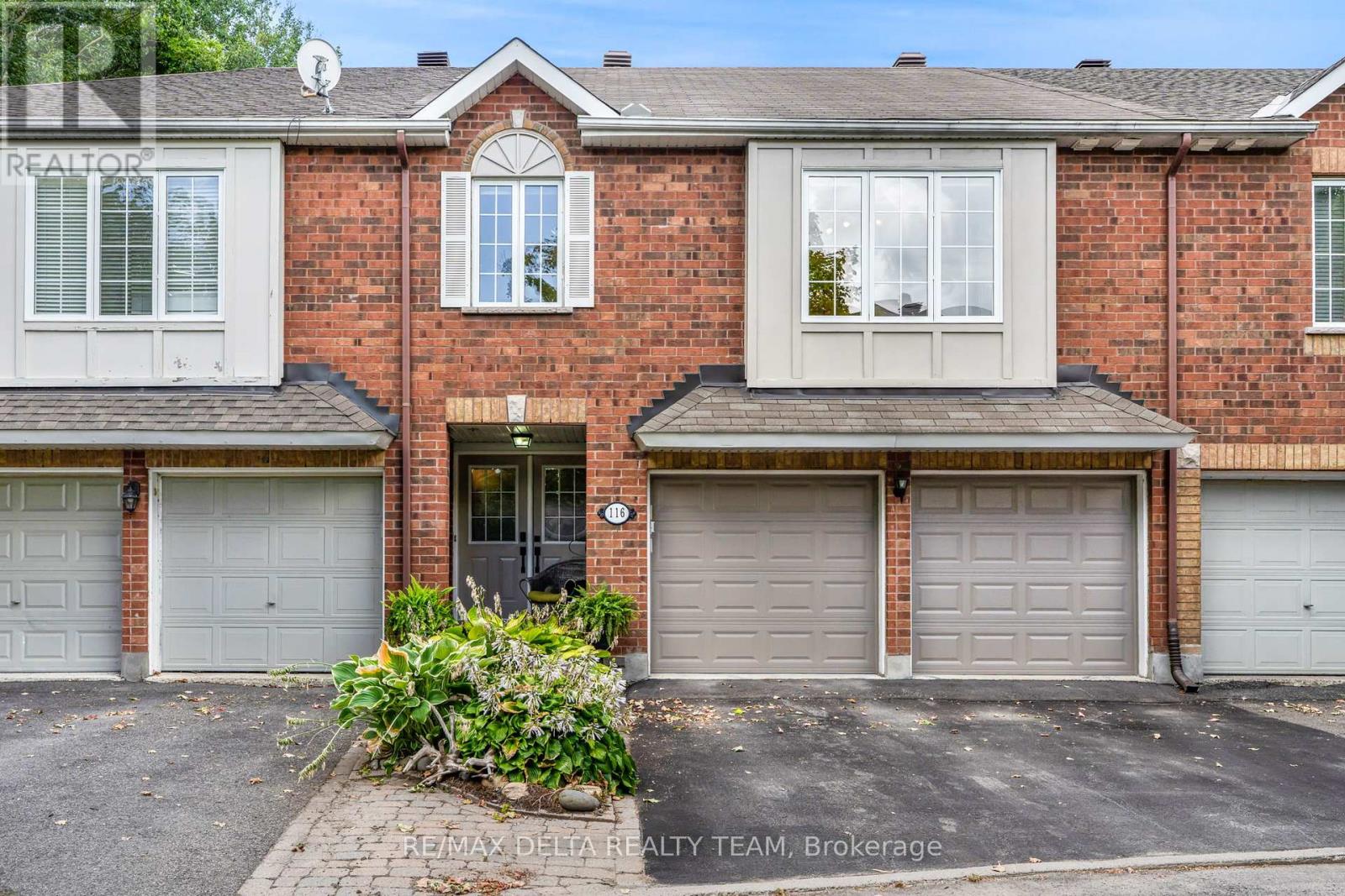 116 Gladeview Private, Ottawa, ON K1T 4C5