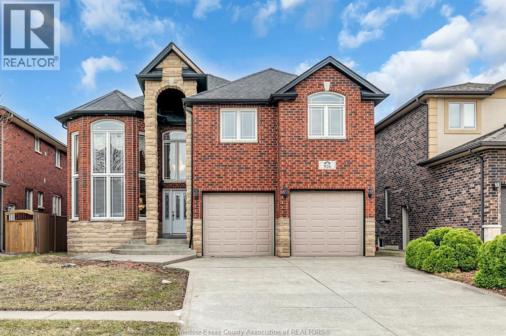924 Massimo, Windsor, ON N9G 3C6