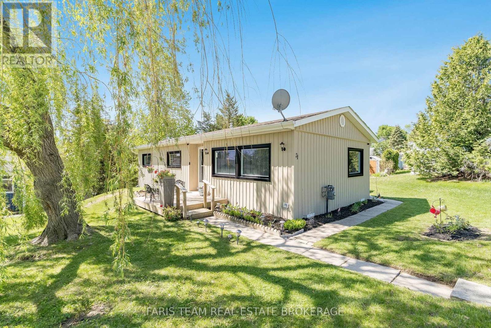 21 Hawthorne Dr, Innisfil, ON L9S 1P7
