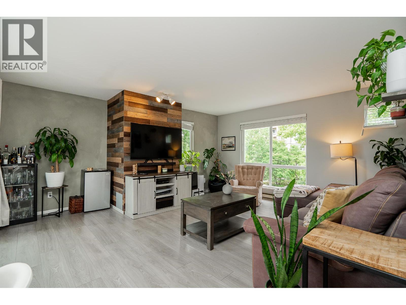 7465 Sandborne Avenue Unit 301, Burnaby, BC V3N 4W7