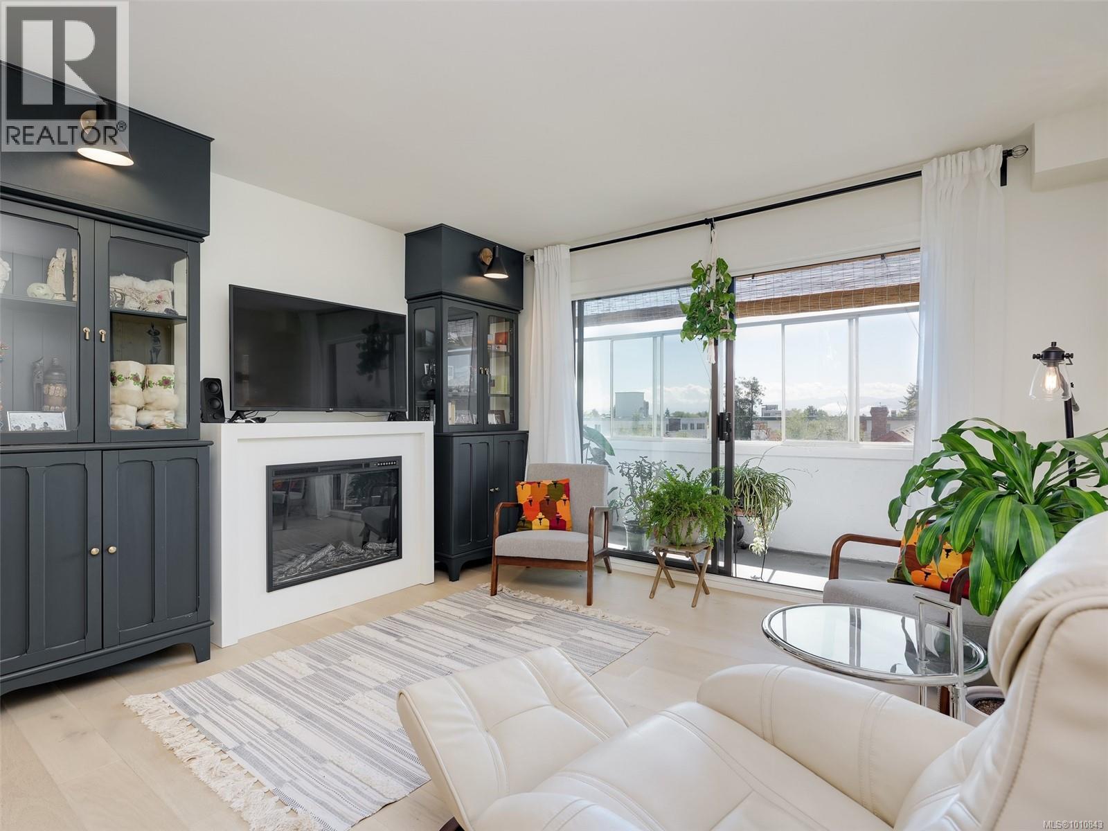 1041 Rockland Ave Unit 404 Ave, Victoria, BC V8V 3H6