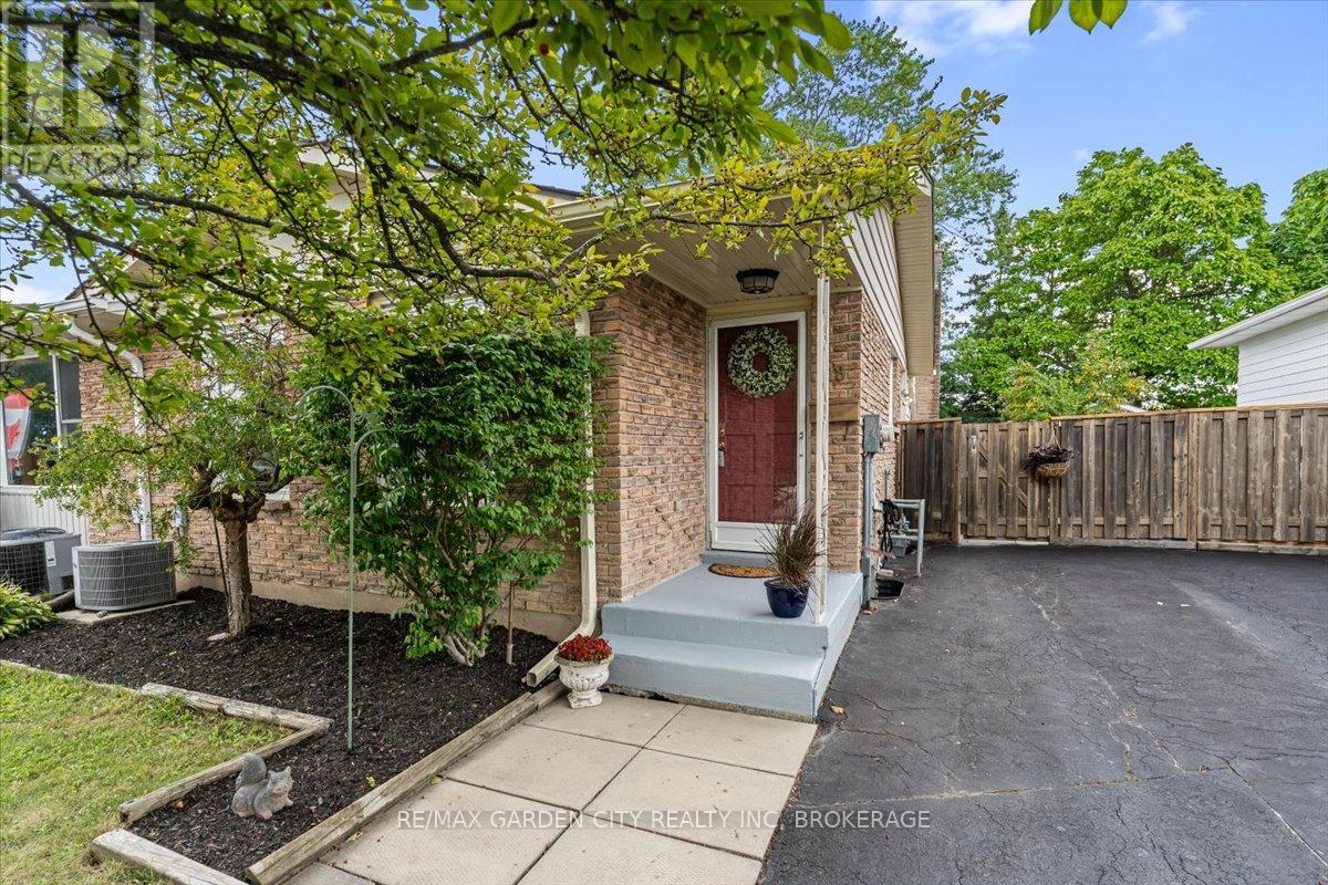 68 Barrington Dr, Welland, ON L3C 5Z9