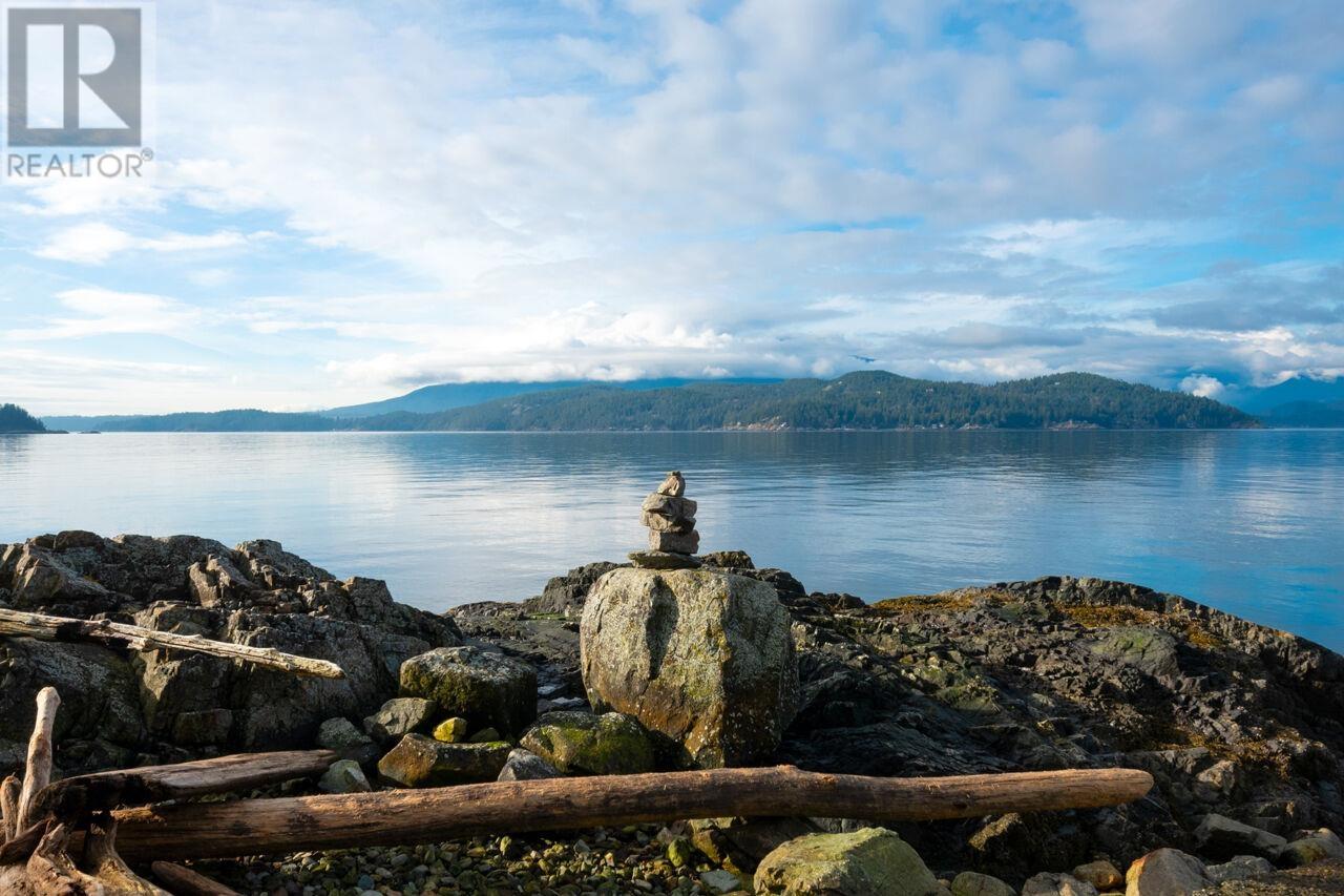 908 Clipper Pl, Bowen Island, BC V0N 1G2