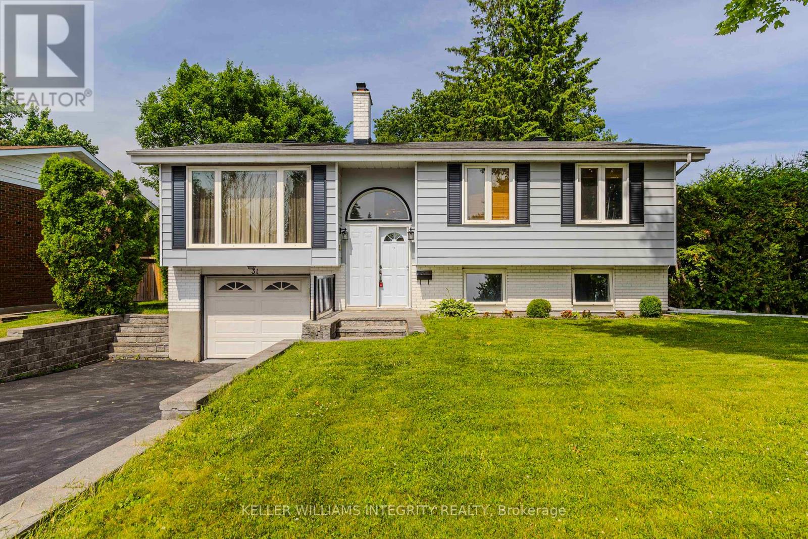 31 Ashgrove Cres, Ottawa, ON K2G 0S1