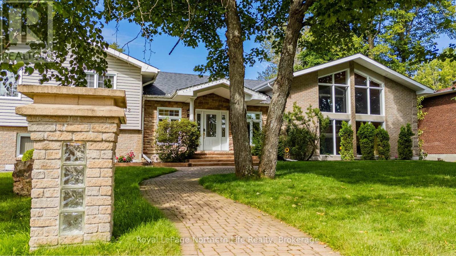 112 Wallace Heights Dr, North Bay, ON P1C 1E6