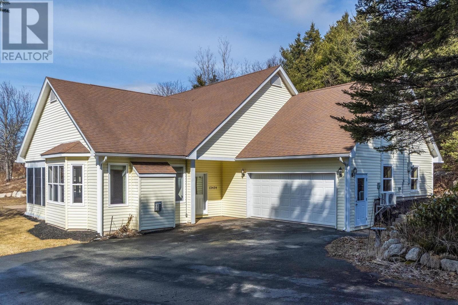 13434 Peggys Cove Rd, Upper Tantallon, NS B3Z 2J2