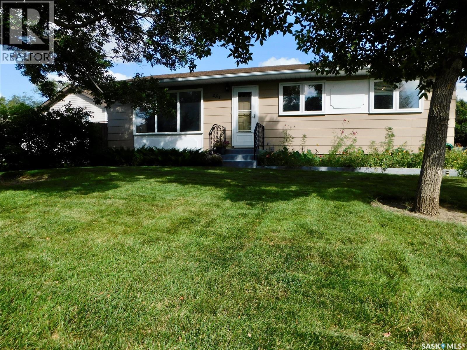 251 Westview Dr, Coronach, SK S0H 0Z0