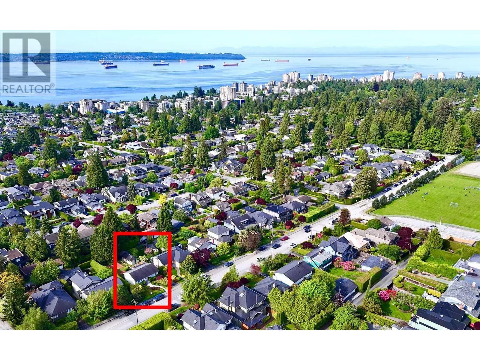 1126 Kings Ave, West Vancouver, BC V7T 2C3