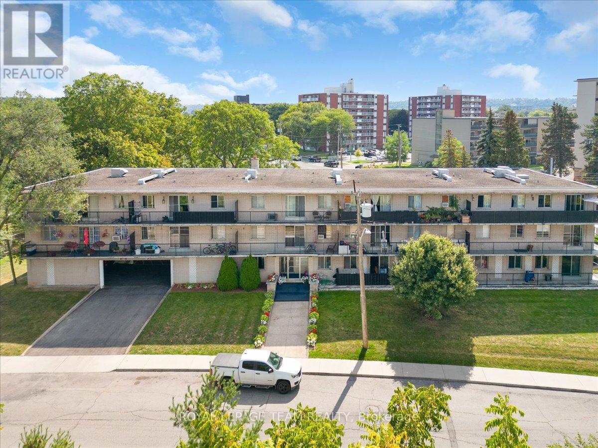 20 Pottruff Rd N, Hamilton, ON L8H 2M1