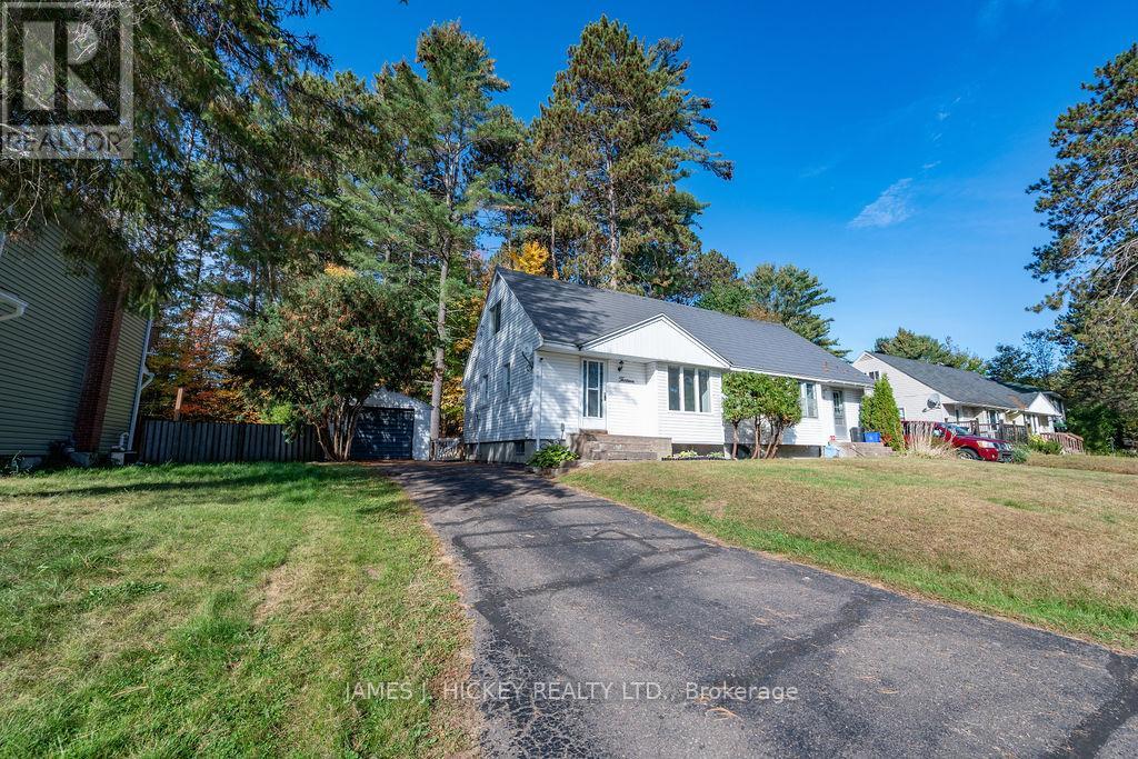 13 Thomson Cres, Deep River, ON K0J 1P0