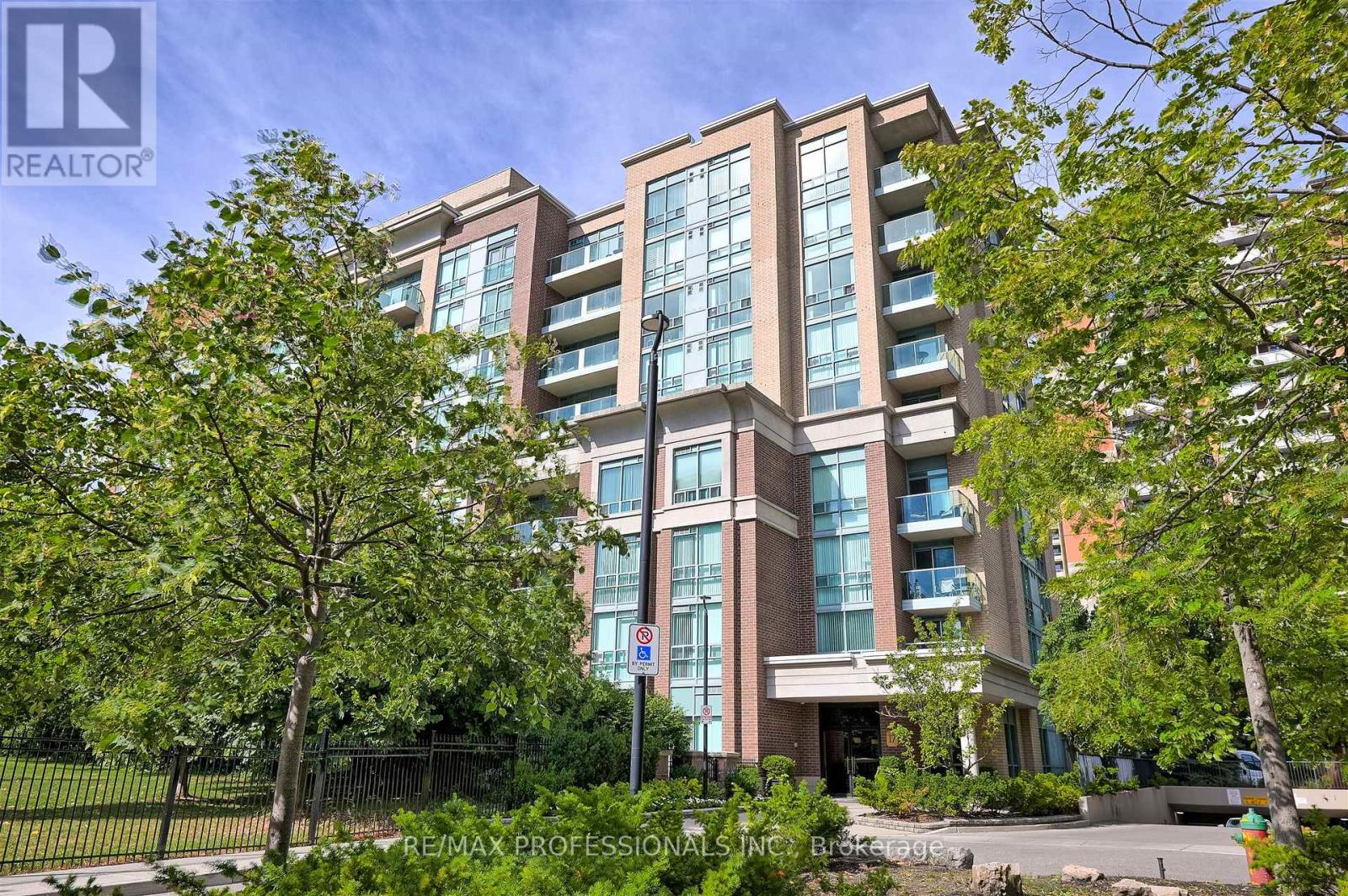 814 17 Michael Power Pl, Toronto, ON M9A 5G5