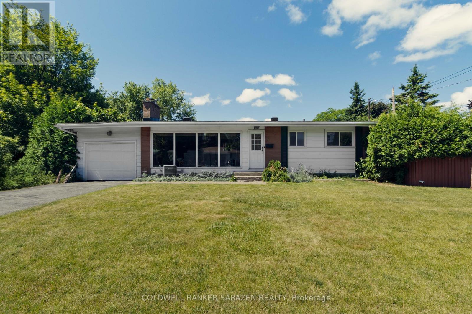 18 Stinson Ave, Ottawa, ON K2H 6N1