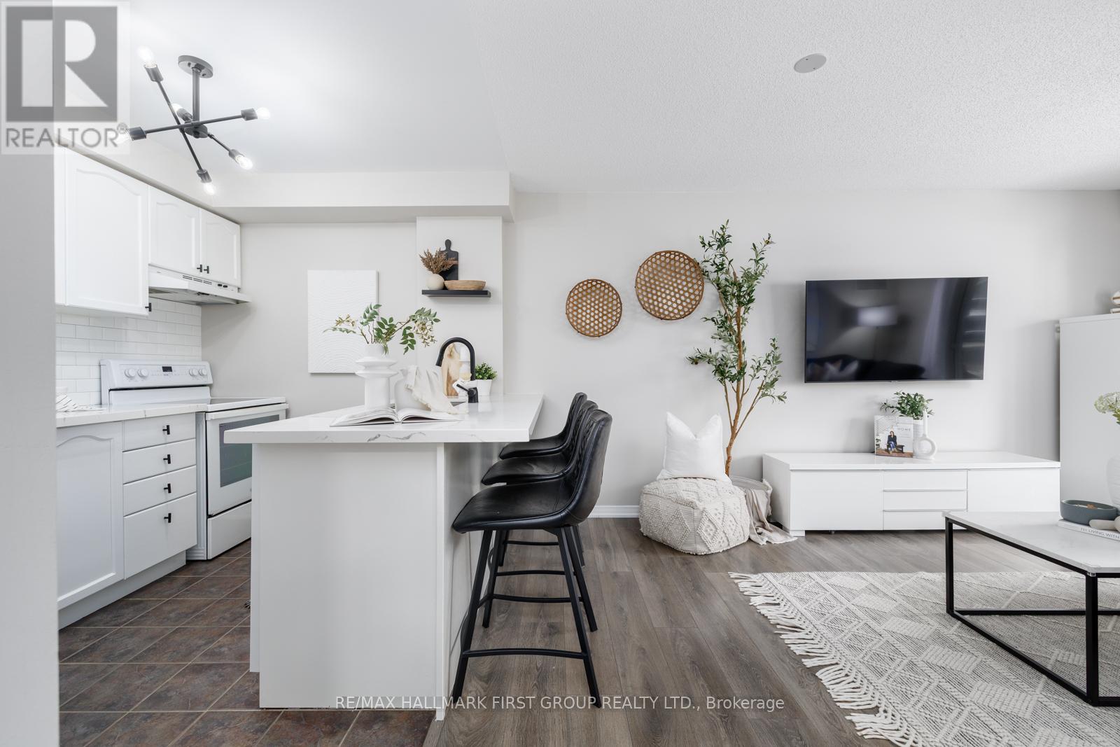 309 136 Aspen Springs Dr, Clarington Bowmanville, ON L1C 0G9