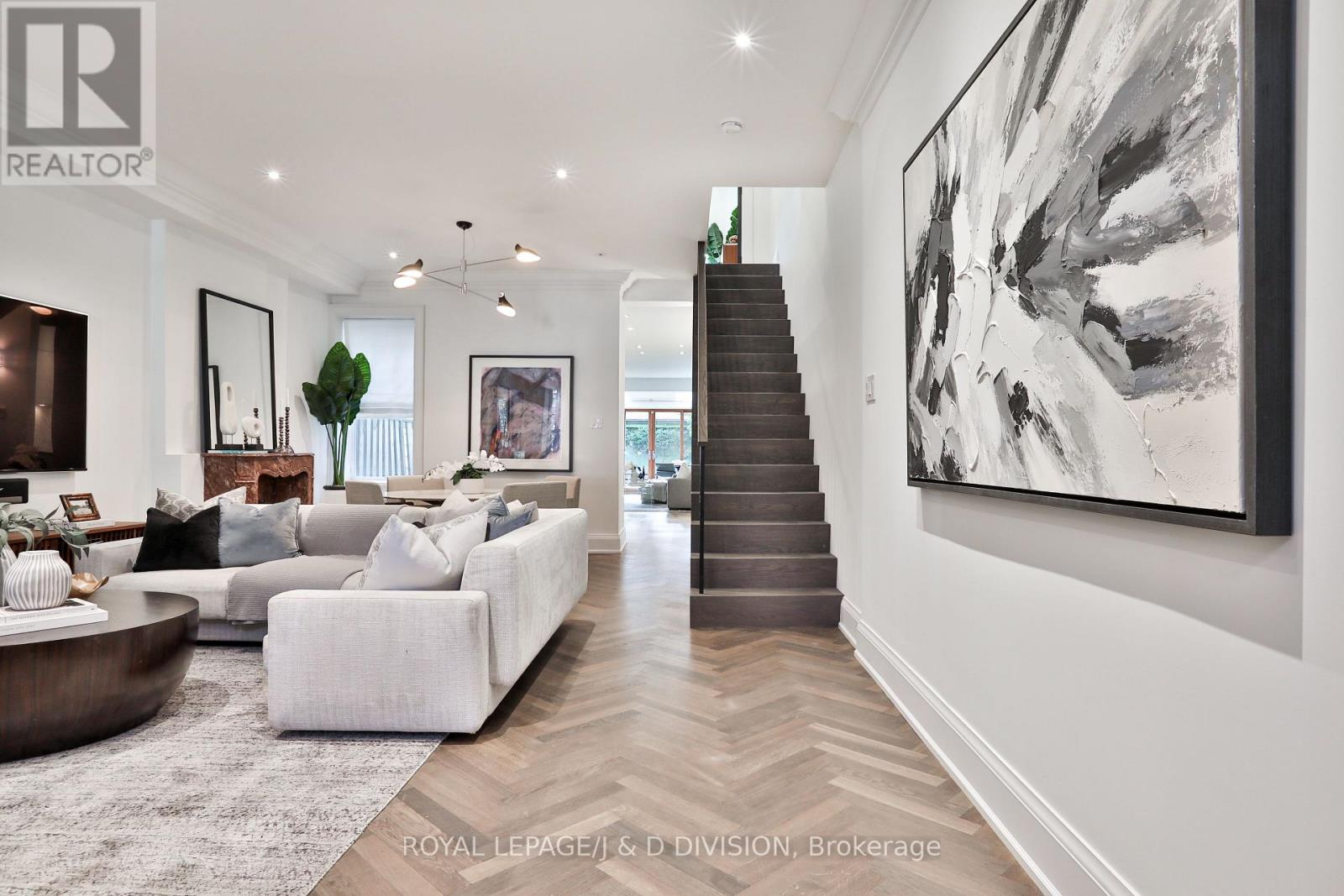 69 Sullivan St, Toronto, ON M5T 1C2