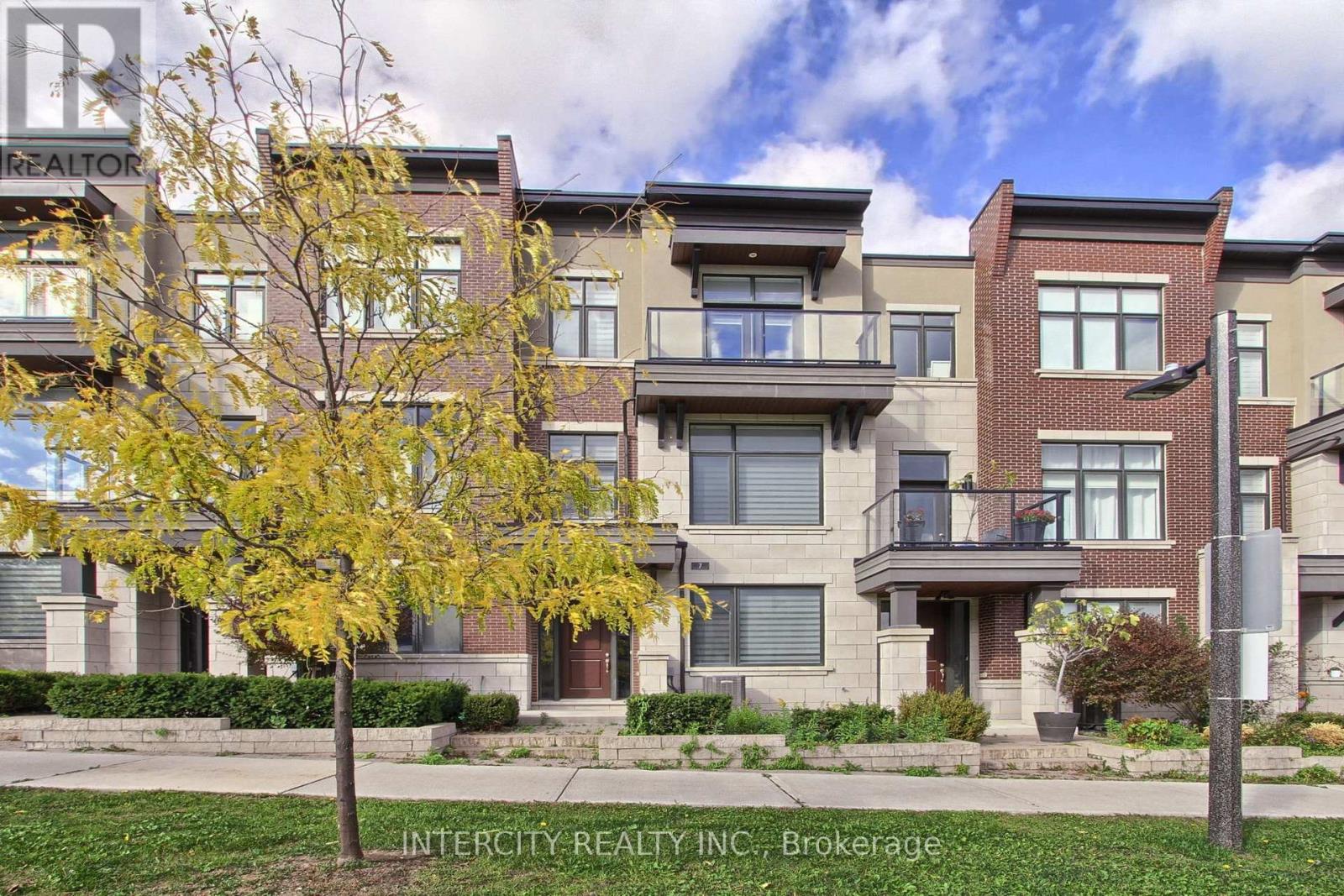 7 Adaskin Ave, Vaughan, ON L6A 4Z8