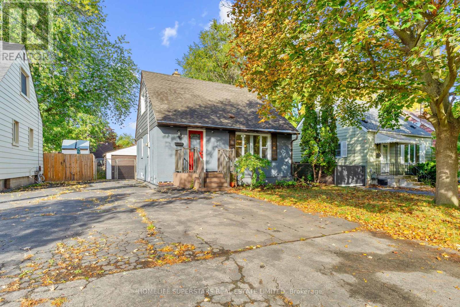 13 Lewis St, Hamilton, ON L8H 6C3
