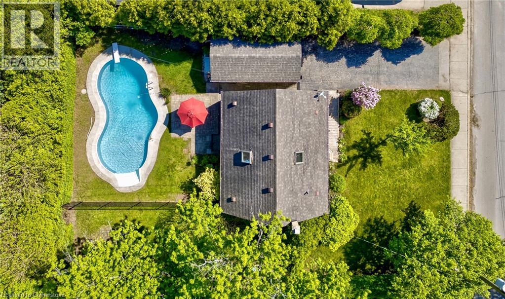 2067 Maplewood Dr, Burlington, ON L7R 2C6