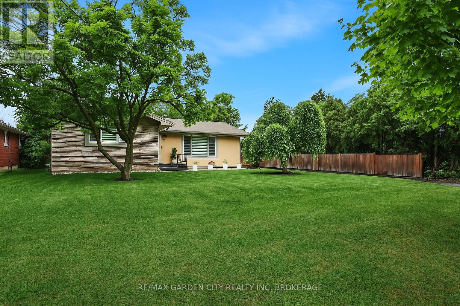 18 Wakil Dr, St. Catharines, ON L2T 3H8