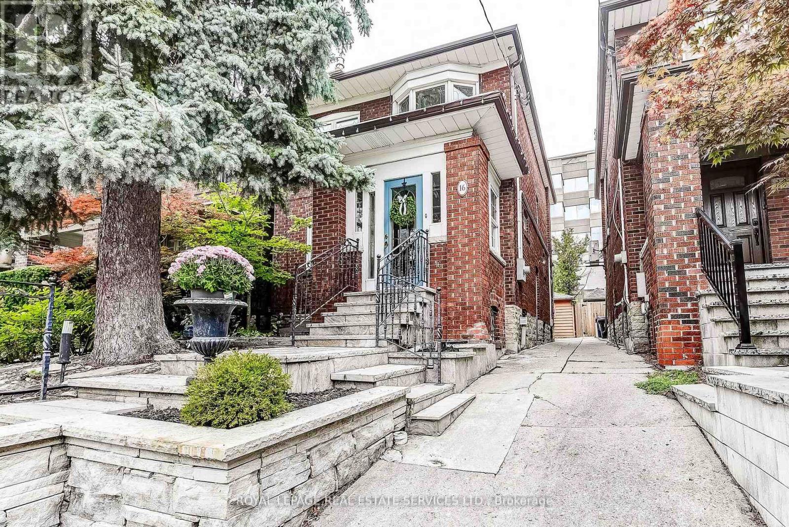 16 Larkin Ave, Toronto, ON M6S 1L8