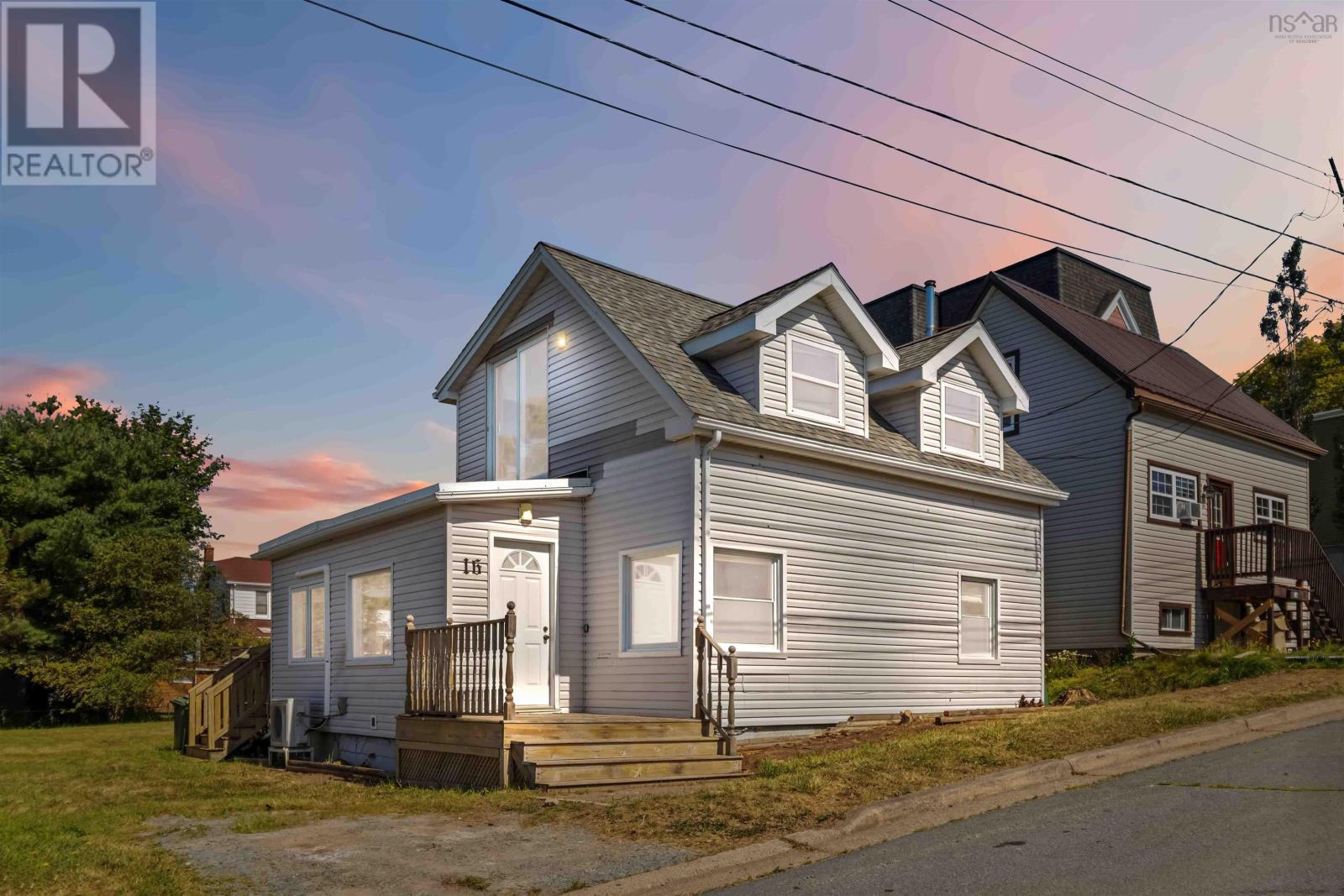 16 Stephen St, Dartmouth, NS B2Y 2L3