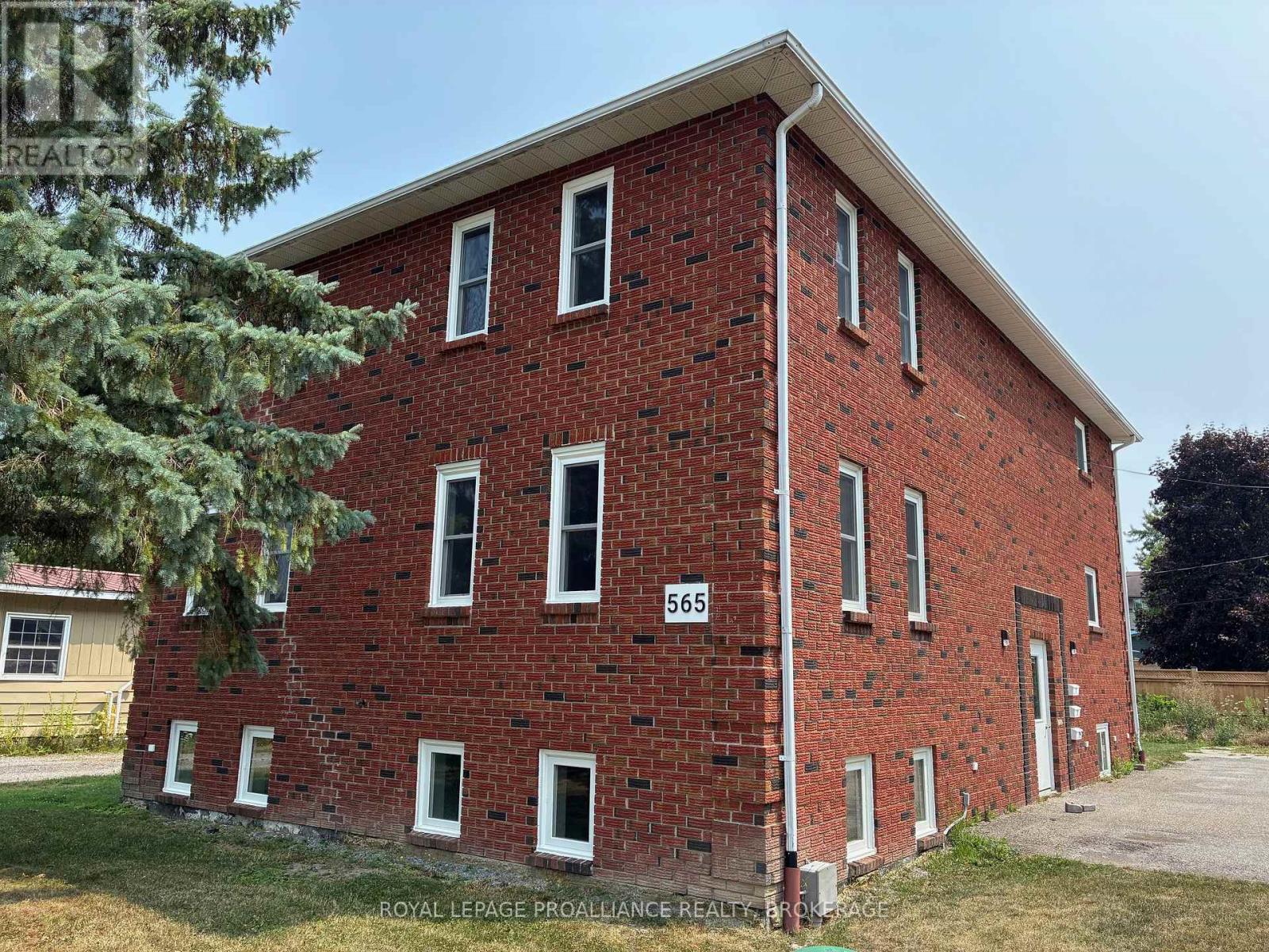 565 Emma St, Gananoque, ON K7G 2Y6