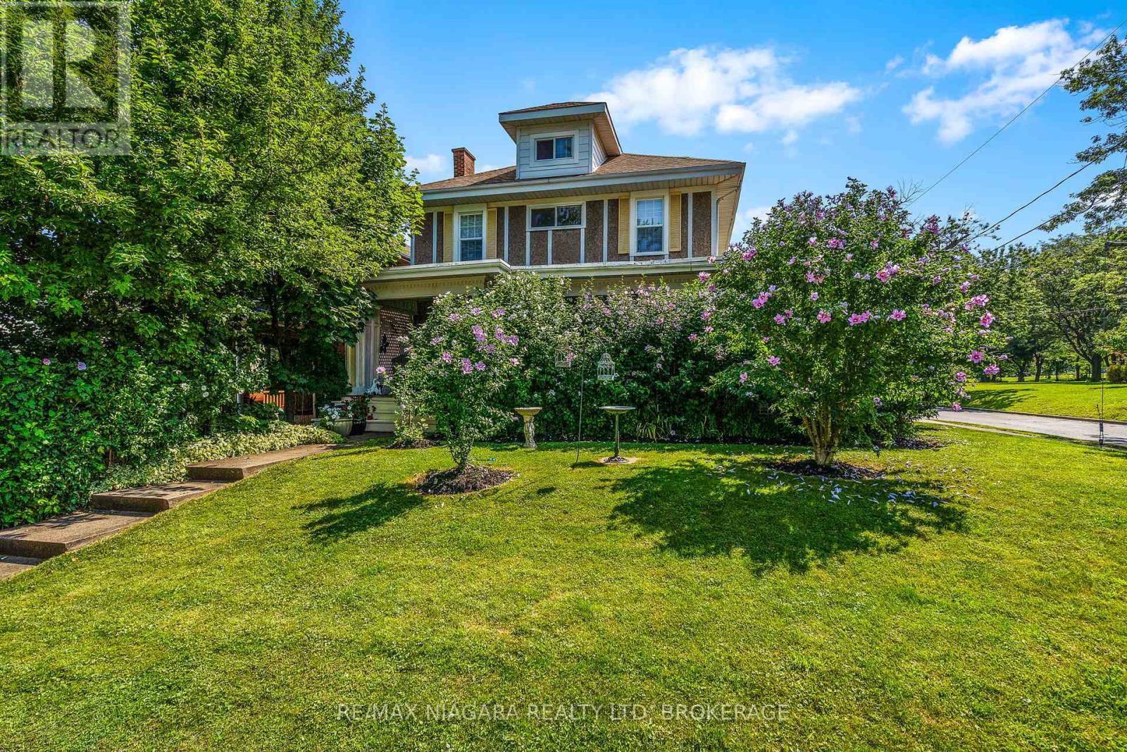 2 Carleton St N, Thorold, ON L2V 2A3