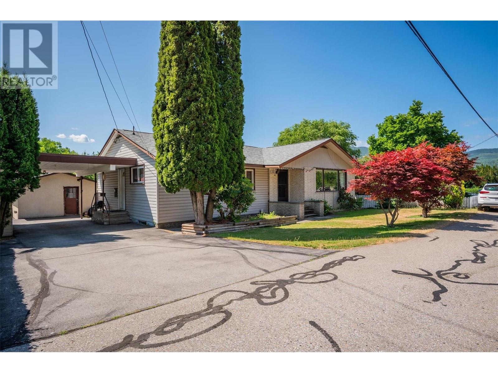 235 10th Avenue, Montrose, BC V0G 1P0