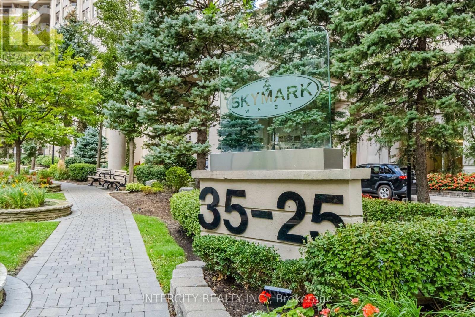 35 Kingsbridge Garden Cir, Mississauga, ON L5R 3Z5