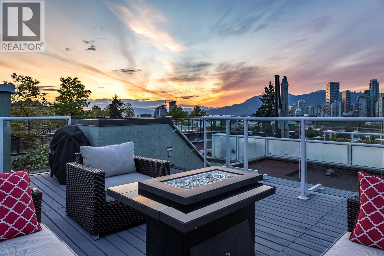 2391 Oak St, Vancouver, BC V6H 2J8