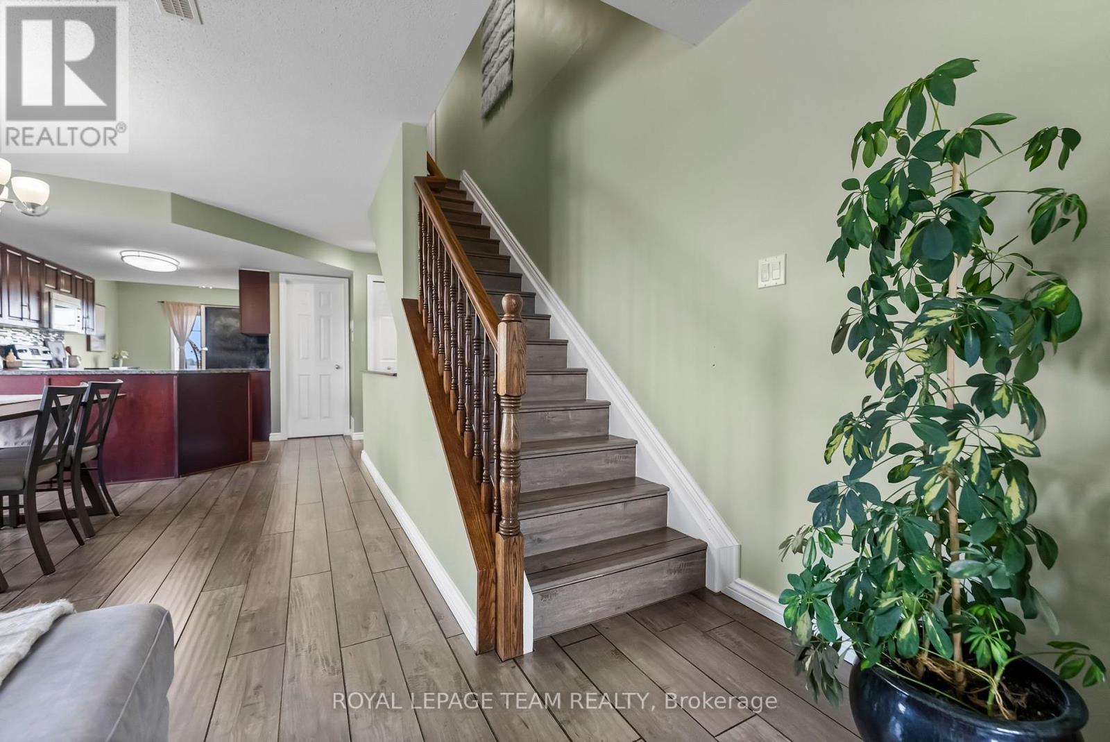 368 Crownridge Dr, Ottawa, ON K2M 3A4