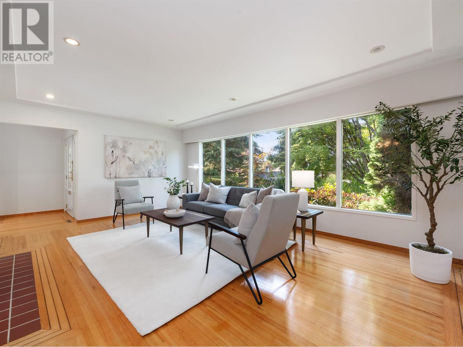 668 Westhyde Pl, North Vancouver, BC V7N 2Y4