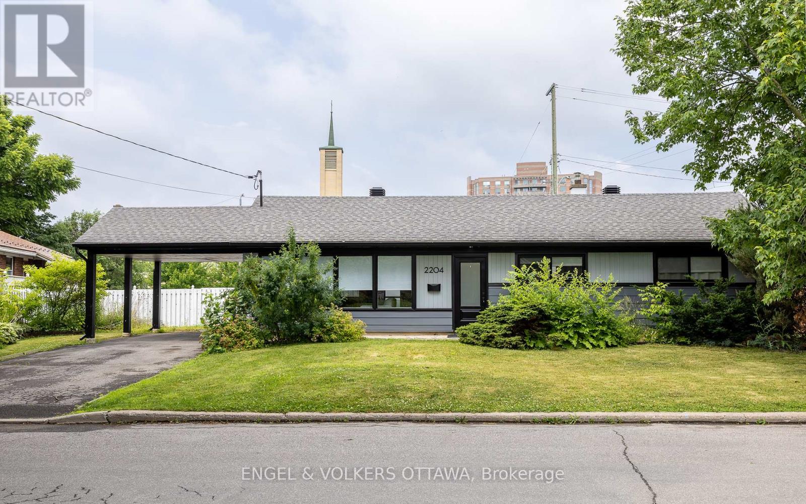 2204 Utah St, Ottawa, ON K1H 7W8