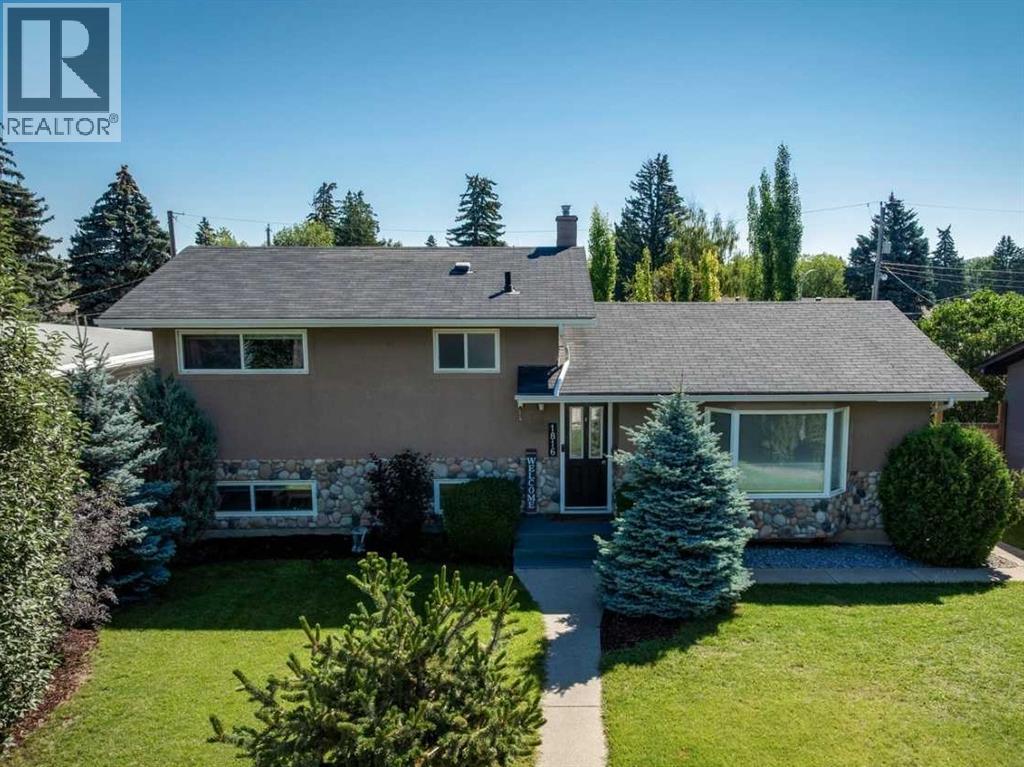 1816 Glasgow Dr SW, Calgary, AB T3E 4K7