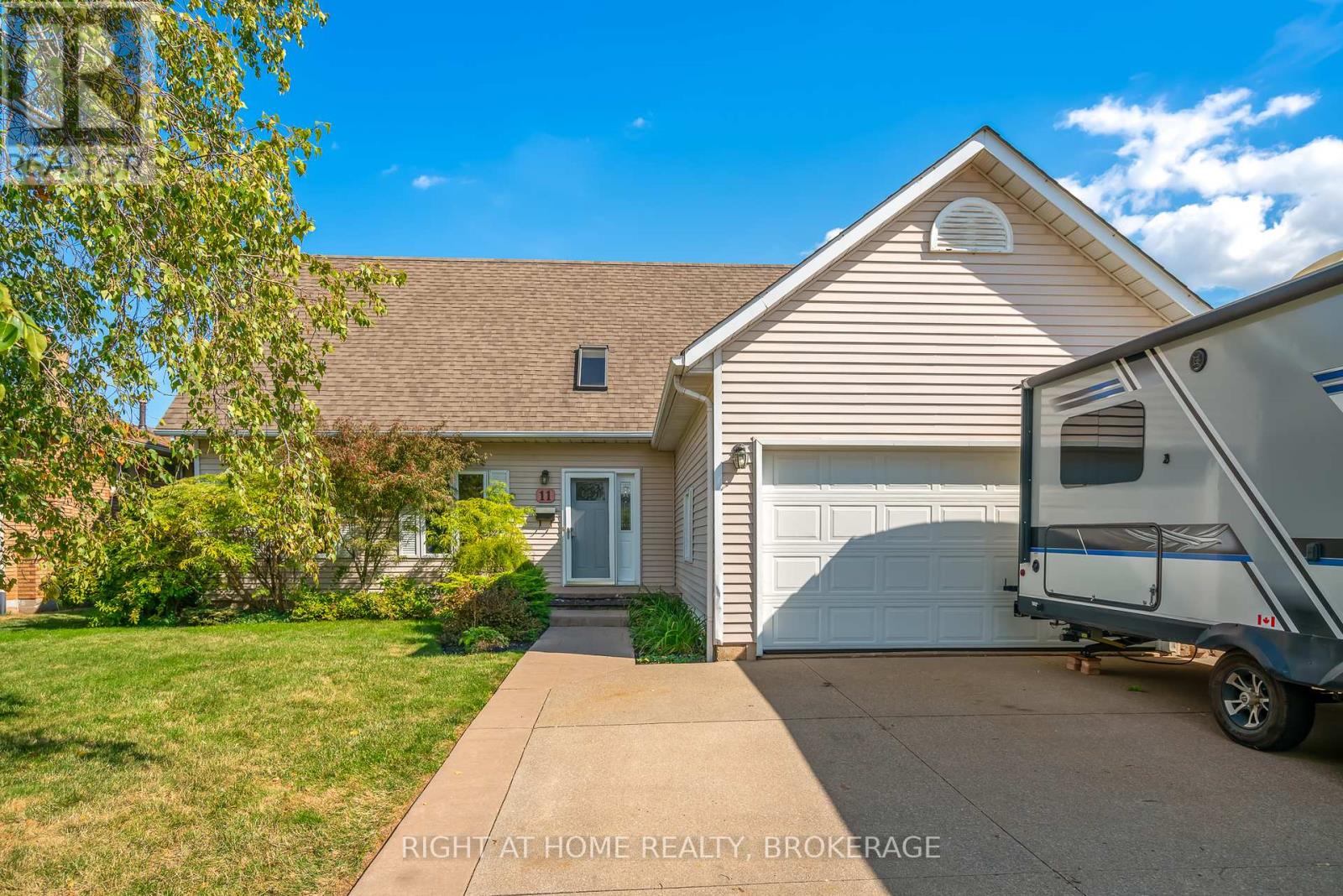 11 N Service Rd, Grimsby, ON L3M 4M4