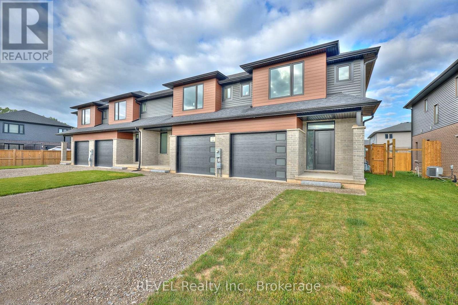 7429 Matteo Dr, Niagara Falls, ON L2H 3T3