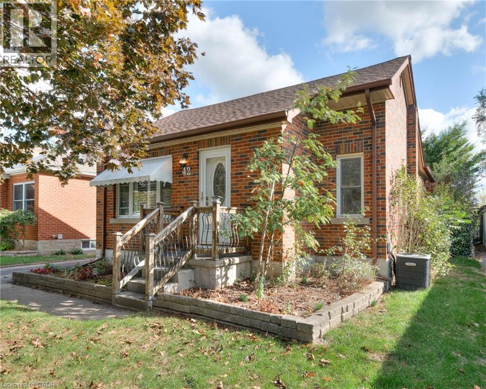 42 Boehmer St, Kitchener, ON N2H 4N3