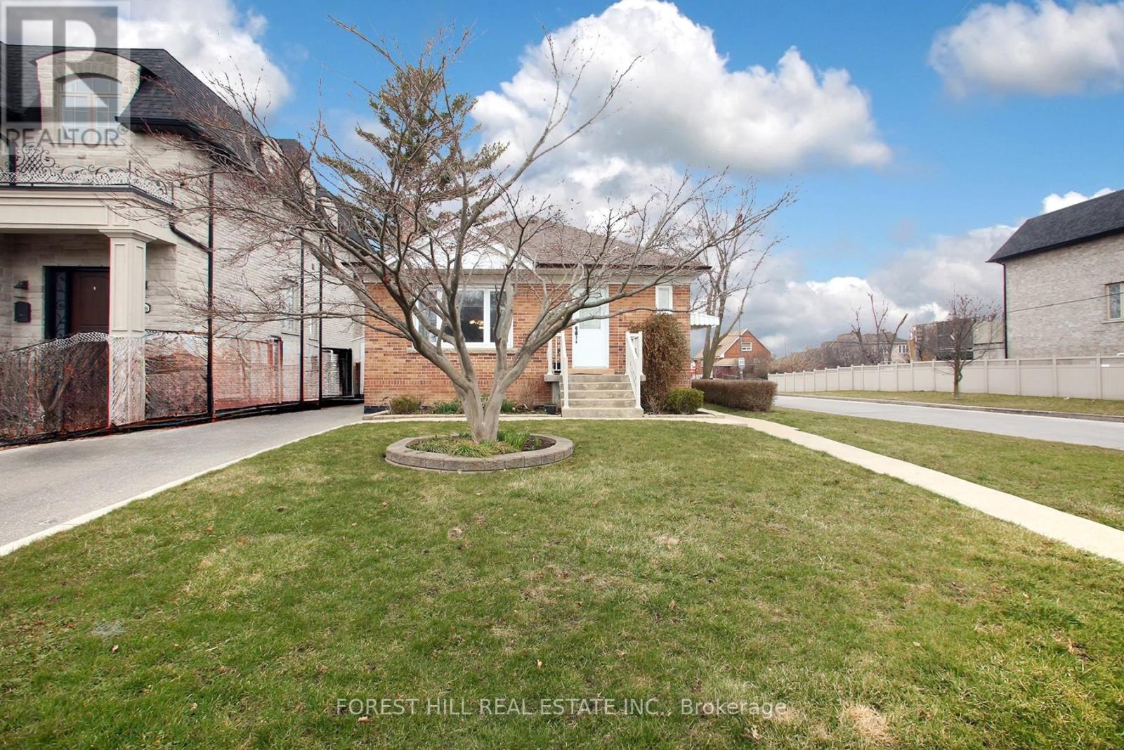 26 Alexis Blvd, Toronto Clanton Park, ON M3H 2P4