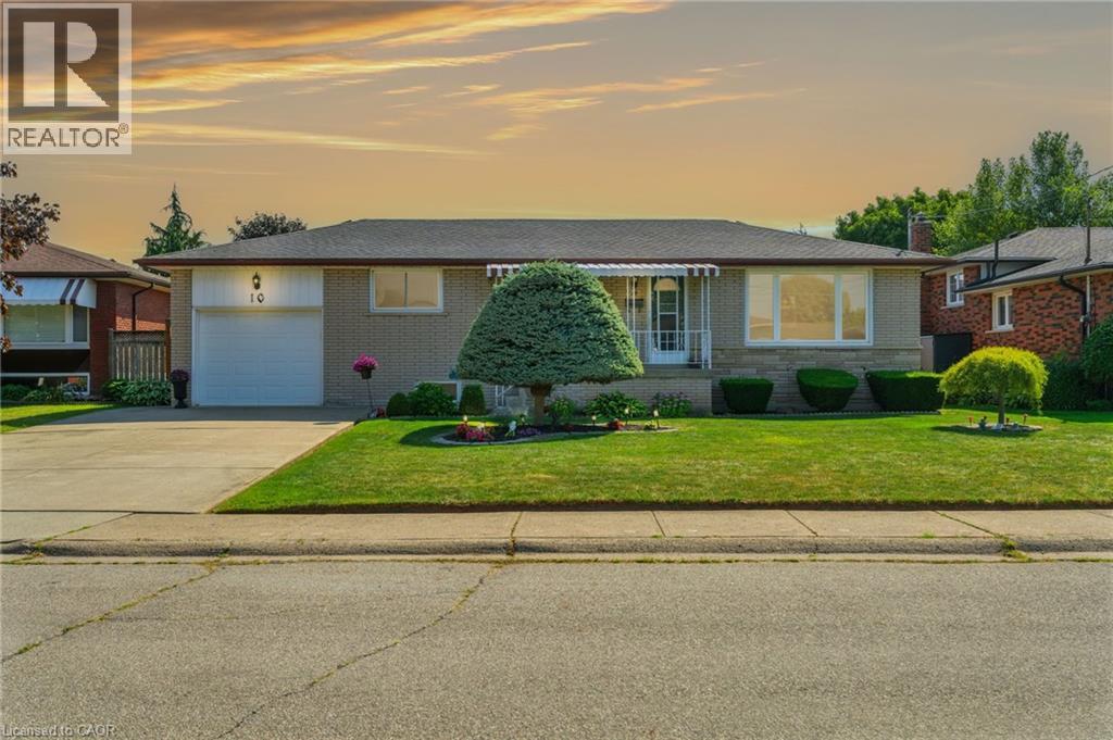 10 Rose Cres, Hamilton, ON L8G 3W7