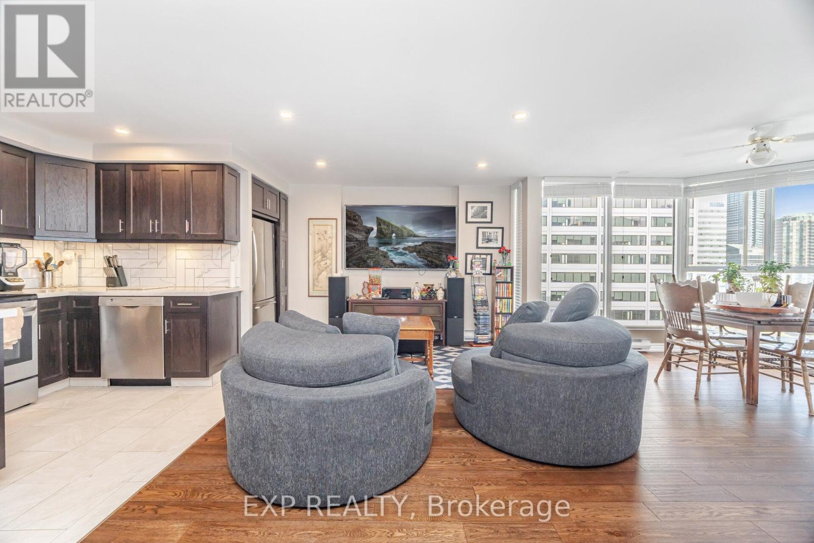 2007 55 Centre Ave, Toronto, ON M5G 2H5