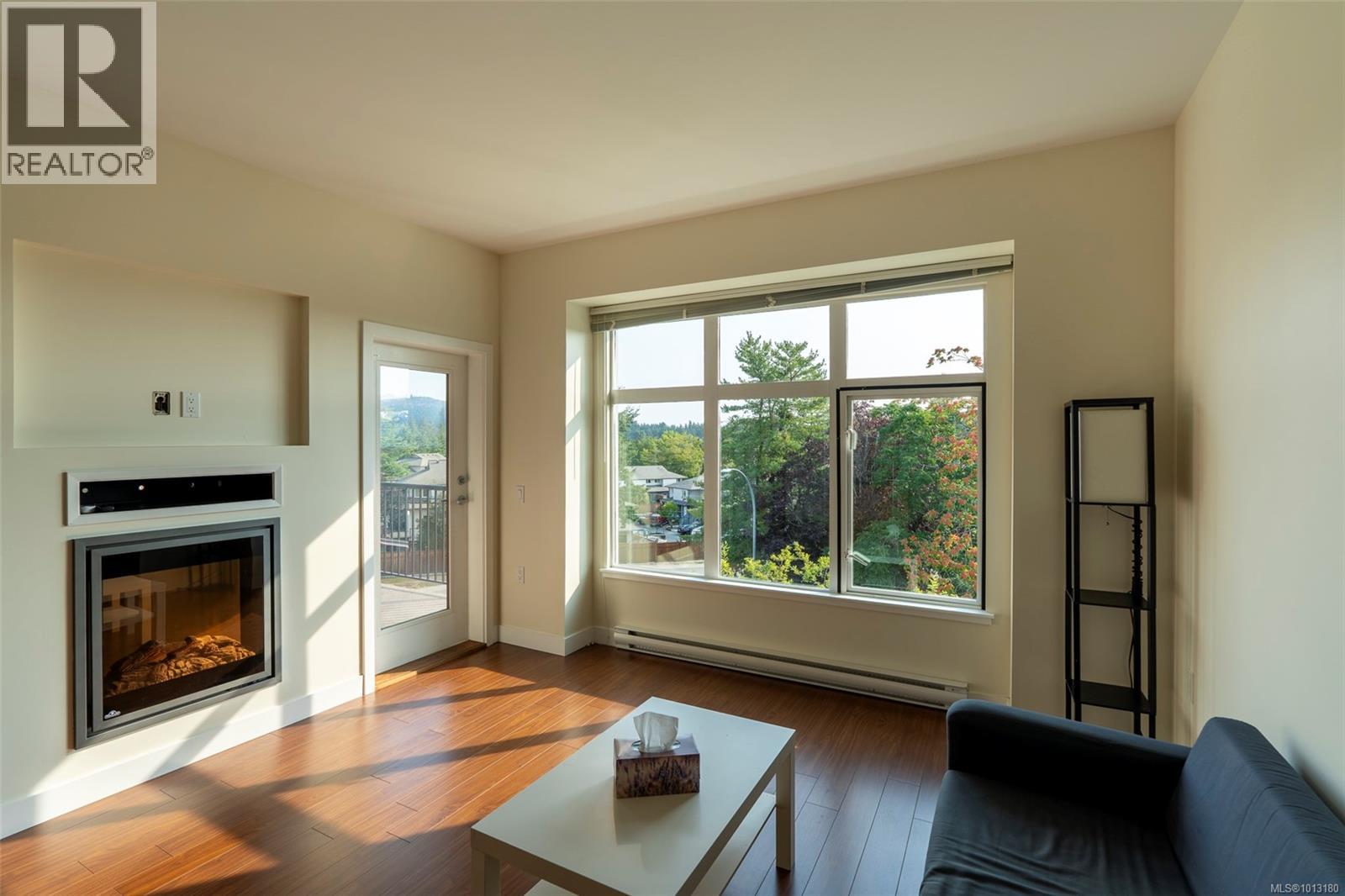 4030 Borden St Unit 402 St, Saanich, BC V8X 2E9